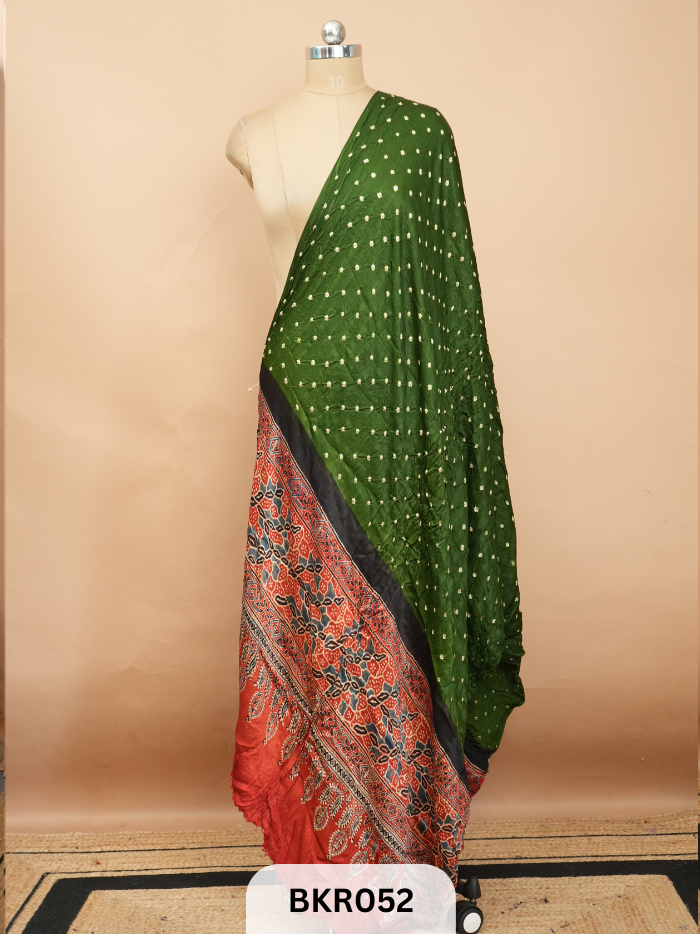 BANDHANI WITH AJRAKH  DUPPATA | BORDERLESS