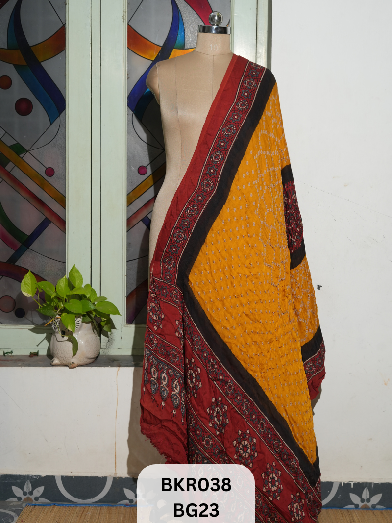 BANDHANI WITH AJRAKH DUPPATA | BORDER