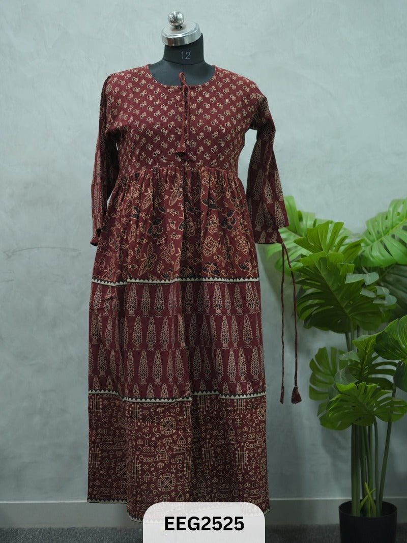 KURTI COTTON VEGETABLE PRINT V NECK FRONT PLITS