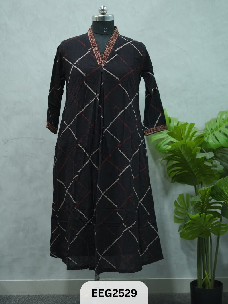 KURTI COTTON VEGETABLE PRINT V NECK FRONT PLITS
