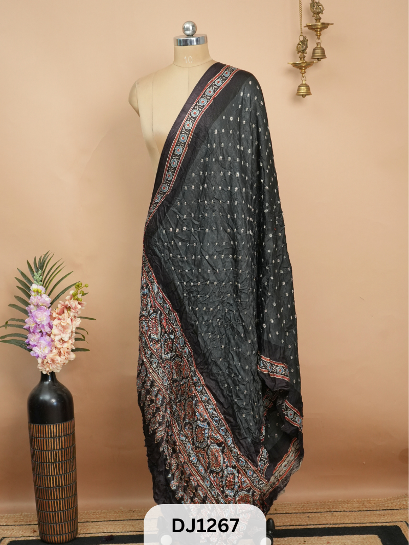 BANDHANI WITH AJRAKH DUPPATA | BORDER