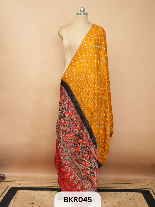 BANDHANI WITH AJRAKH  DUPPATA | BORDERLESS