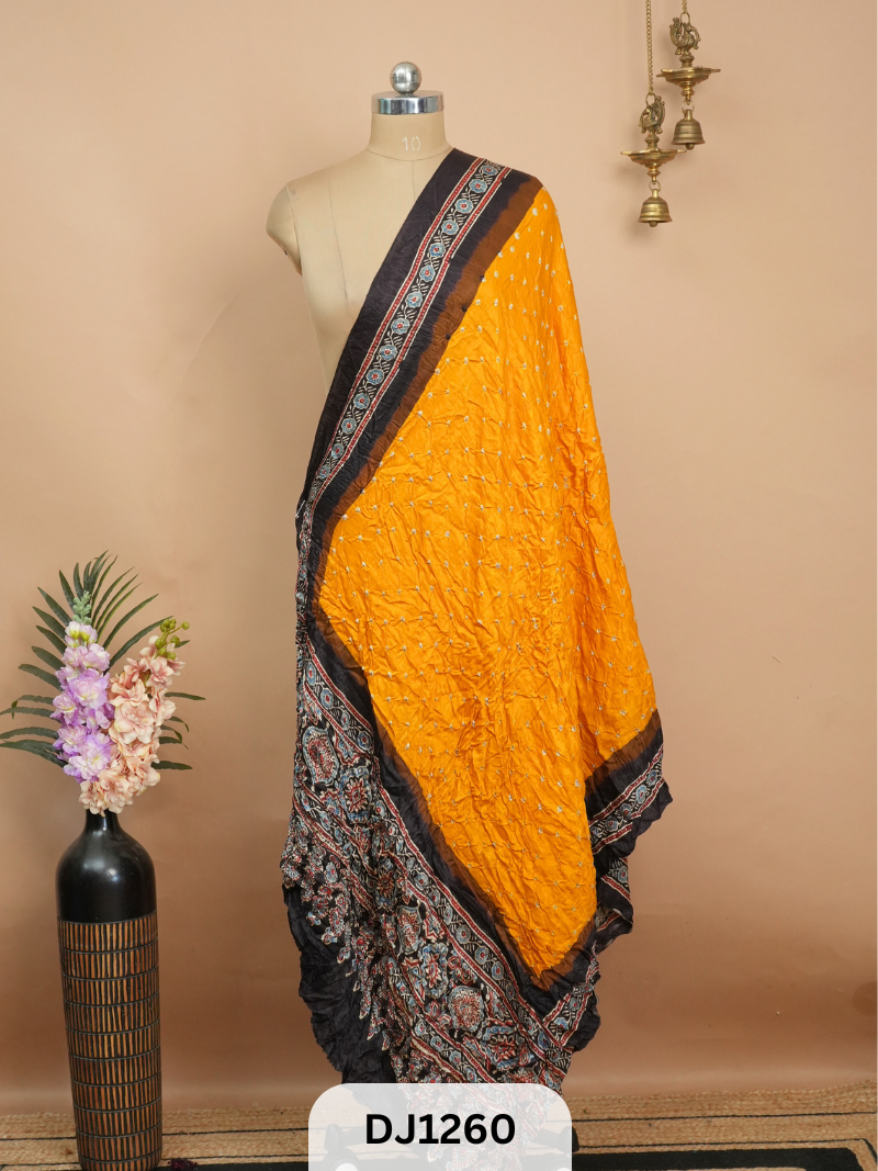 BANDHANI WITH AJRAKH DUPPATA | BORDER